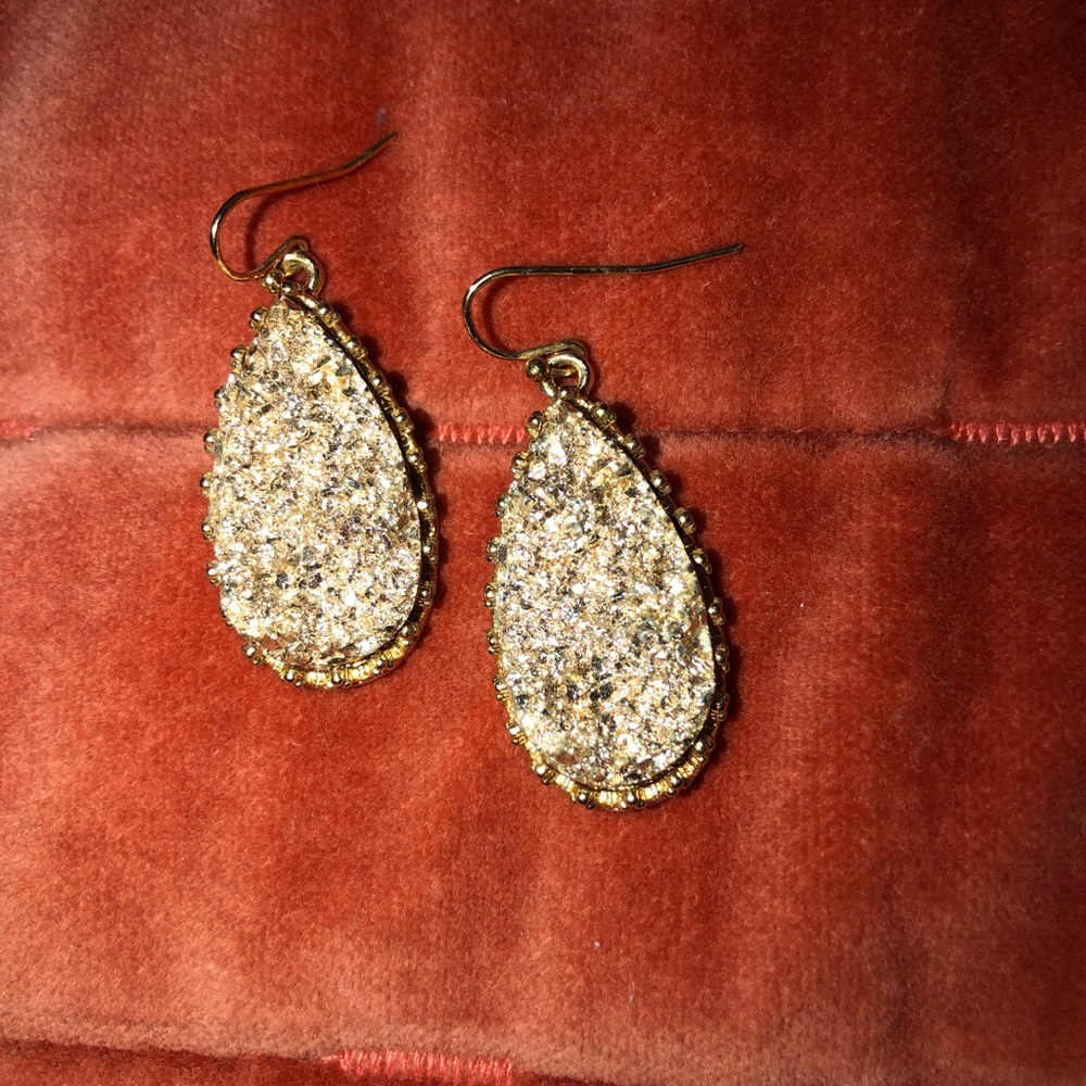 Elegant Earrings - Picture 2 of 4